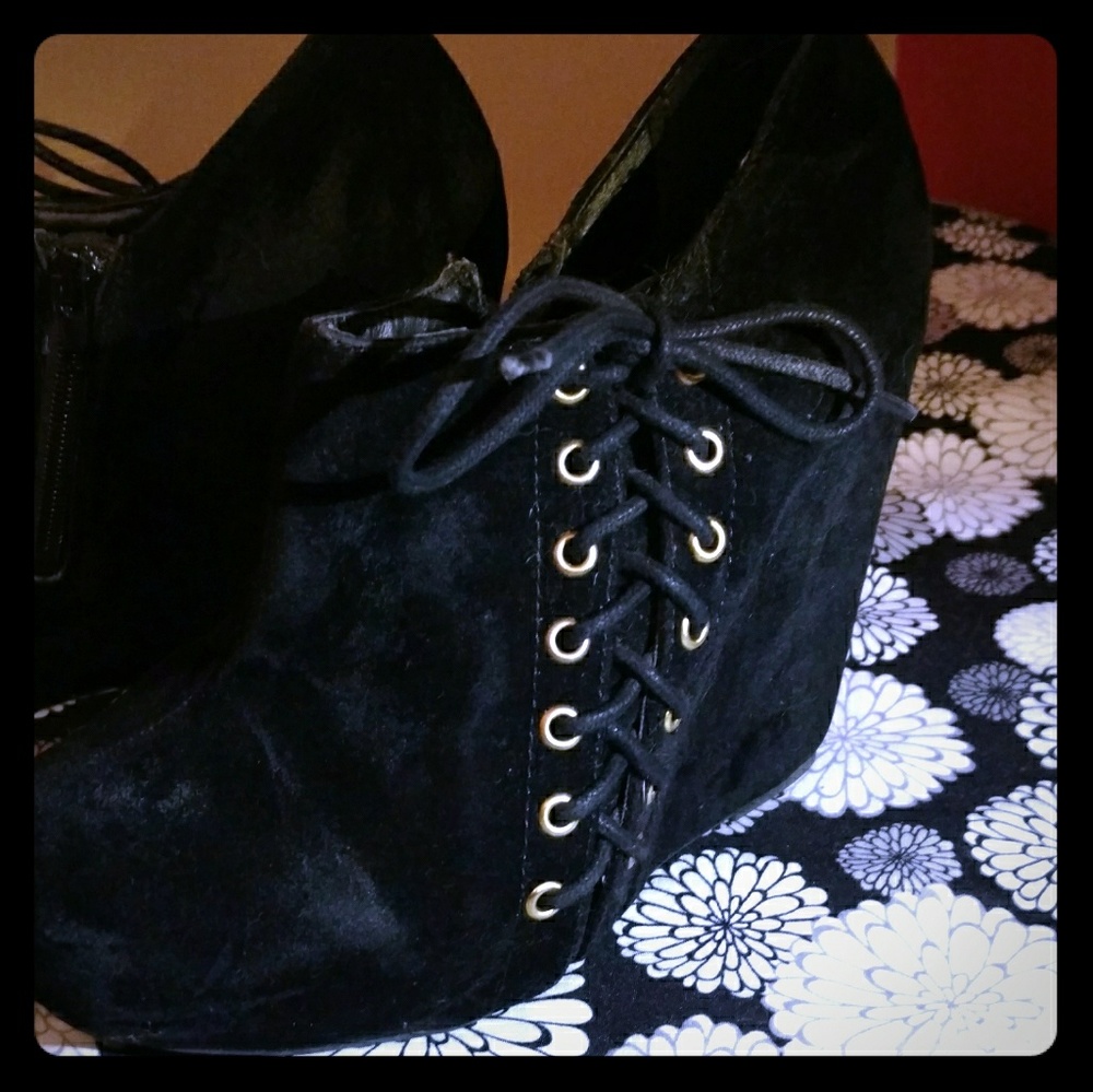 Black wedges